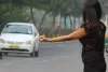 लिफ्ट मागून प्रवाशांना लुटणाऱ्या दोन महिलांना बेड्या