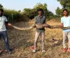 दहा फुटाच्या अजगराला सर्पमित्राने दिले जीवदान 