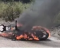 दुचाकी वाहन जळून खाक;  मार्डा रोडवर कुणबी भवनजवळील घटना