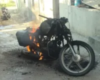 टू व्हीलर ला आग; तीवडीचे माजी पोलीस पाटील थोडक्यात बचावले.