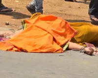 रेतीने भरलेल्या टिप्पर ने महिलेला उडविले  महिलेचा घटनास्थळीच मृत्यू तर नाबालिका गंभीर 