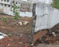 पहिल्याच पावसात आयटीआयची संरक्षण भिंत कोसळली निकृष्ट बांधकामाचा पर्दाफाश; विद्यार्थ्यांच्या सुरक्षेचा प्रश्न ऐरणीवर, सार्वजनिक बांधकाम विभागाविरुद्ध संताप