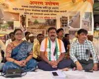 मुख्याधिकाऱ्यांवर गुन्हा दाखल करण्याच्या मागणीसाठी किशोर सोनवणे यांचे आमरण उपोषण सुरू