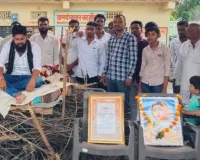 स्मशानभूमीच्या हक्कासाठी निपाणी सावरगावात सरणावर बसून आमरण उपोषण; आज सहावा दिवस, प्रशासनाची उदासीनता कायम