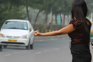 लिफ्ट मागून प्रवाशांना लुटणाऱ्या दोन महिलांना बेड्या
