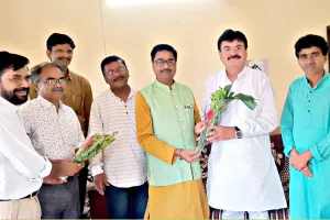जीवनानुभवांच्या कुशीत ज्यांचा, चित्रपट गीतांचा प्रवास प्रसवला ।  त्या बाबासाहेब सौदागरांच्या मिठीत, मला मैत्रीचा झरा गवसला ।।