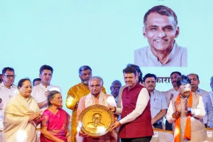 मुख्यमंत्री देवेंद्र फडणवीस यांच्या हस्ते डॉ. प्रकाश आमटे यांना लोकनेते स्व. दाजीसाहेब रोहिदास पाटील जनसेवा पुरस्कार प्रदान