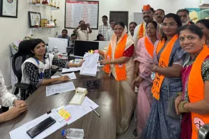 पाचोर्‍यात शिंदे गटाकडून नगरपालिकेला  लोकनियुक्त नगराध्यक्ष पदा साठी सुनिता किशोर पाटील व २८ नगरसेवक यांचे उमेदवारी अर्ज दाखल