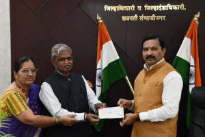 मुलाच्या लग्नाच्या आहेराची रक्कम मुख्यमंत्री सहायता निधीत