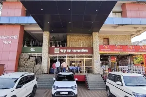 चंद्रपूर मनपा निवडणुकीच्या उमेदवारी वाटपावरून भाजपामध्ये घमासान तर काँग्रेसमध्ये शीतयुद्धाचे पडसाद,निष्ठावंतांना डावलले,  आयारामांचे  स्वागत