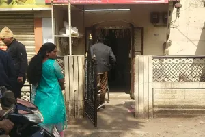 गाडगे बाबा चौकात फिल्मी स्टाईल दरोडा ; चाकूचा धाक,२० लाखांचा ऐवज लंपास