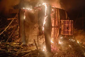 पिंपळे मध्ये ट्रॅक्टर आणि ट्रकचा भिषण अपघात, अपघातात ट्रॅक्टर चालकाचा होरपळून मृत्यू