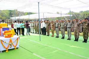 अबुजमाड कारवाईत शहीद पोलीस कमांडो दीपक चिन्ना मडावी यांना पोलीस मुख्यालयात शासकीय मानवंदना