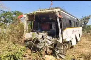 लग्न लावून परत येत असलेला वराती बसला अपघात.... सगळे वराती बस मधील साखर झोपेत असताना झाला अपघात..!