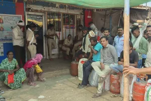 “रांगांना पूर्णविराम! पोलीस बंदोबस्तात गॅस वितरण; घरपोच सेवा व OTPमुळे काळाबाजारावर आळा”