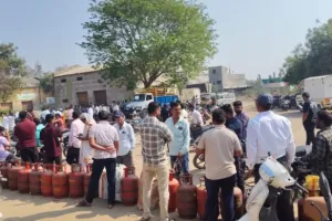 इराण–इस्रायल युद्धाची झळ भिगवणच्या स्वयंपाकघराला; घरगुती गॅससाठी नागरिकांच्या पहाटेपासून रांगा