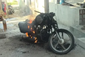 टू व्हीलर ला आग; तीवडीचे माजी पोलीस पाटील थोडक्यात बचावले.