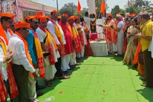 चैत्र नवरात्र यात्रे निमित्त महाकाली मंदिर परिसरात आमदार किशोर जोरगेवार यांच्या हस्ते ५१ फूट ध्वजाचे ध्वजारोहण