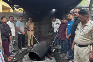 मंठा पोलिसांची गावठी हातभट्टीवर मोठी कारवाई : ८० हजारांचा मुद्देमाल जप्त, हजारो लिटर हातभट्टी दारू नष्ट