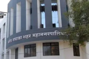एकाच दिवशी दोन बड्या अधिकाऱ्यांचे निलंबन; ​मनपाचे उपअभियंता ढवळे व महसूलचे फुलवळे निलंबित 