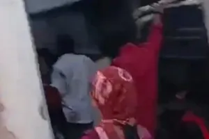 अपघातग्रस्त ट्रकमुळे ट्रॅव्हल्सचा भीषण अपघात; रस्त्याच्या कडेला उलटून एका प्रवाशाचा मृत्यू, दहा जखमी 