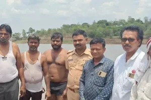 भोकरला मावेजासाठी शेतकऱ्याचे जलबुडी अंदोलन
