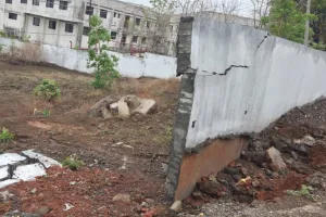 पहिल्याच पावसात आयटीआयची संरक्षण भिंत कोसळली निकृष्ट बांधकामाचा पर्दाफाश; विद्यार्थ्यांच्या सुरक्षेचा प्रश्न ऐरणीवर, सार्वजनिक बांधकाम विभागाविरुद्ध संताप