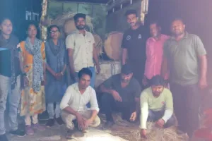 गोंदियात आंतरराज्यीय ‘पुष्पागँग’वर वन विभागाची चपराक वाहनासह तीन लाकूड तस्कर अटकेत; डोंगरगाव सहवनक्षेत्रातील धडक कारवाई