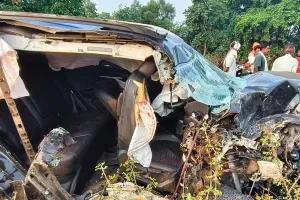 दोन कारची समोरा-समोर धडक; एकाचा मृत्यू ९ जण जखमी,गोंदिया-तिरोडा महामार्गावरील टिकायतपूर येथील घटना