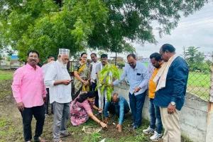 एक पेड पिता के नाम ' उपक्रमातून पितृस्मृतीला हरित अभिवादन