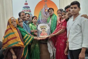 भक्तिभावाचा सोहळा! तुळजाभवानी मातेच्या चरणी औसा येथील सावंत कुटुंबीयांकडून 'एक तोळा सोन्याचा हार' अर्पण