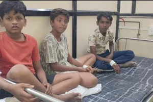 हाणेगाव आश्रमशाळेत चिकन भोजनातून ३२ विद्यार्थ्यांना विषबाधा; तहसीलदार आणि समाज कल्याण अधिकाऱ्यांची रुग्णालयात धाव.