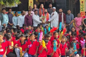 केक नाही; १६२ विद्यार्थ्यांच्या हातात पाण्याची बाटली..!