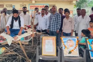 स्मशानभूमीच्या हक्कासाठी निपाणी सावरगावात सरणावर बसून आमरण उपोषण; आज सहावा दिवस, प्रशासनाची उदासीनता कायम