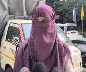 सोलापुरात धक्कादायक : 10 जणांकडून महिला कर्मचाऱ्याचा ऑफिस मध्येच लैंगिक छळ, महिला आत्महत्या करण्याच्या तयारीत!