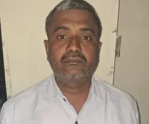 १२ वर्षीय ४ विद्यार्थिनींवर शिक्षकानेच केले लैंगिक अत्याचार! सोलापूरच्या न्यायालयाने शिक्षकास ठोठावली मरेपर्यंत जन्मठेप