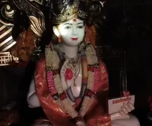 माऊलीच्या  मुखकमलावर पहिल्या दिवशी सुर्य दर्शन;आपेगावात भाविकांची गर्दी..!