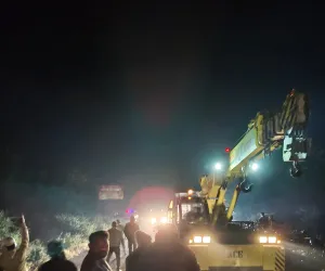 डाऊच फाटा नजिक भरधाव डंपरची तिघांना जोरदार धडक,एकाचा मृत्यू, दोघे गंभीर जखमी..!