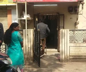 गाडगे बाबा चौकात फिल्मी स्टाईल दरोडा ; चाकूचा धाक,२० लाखांचा ऐवज लंपास