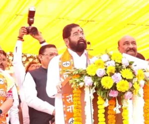 मीच तुमचा लाडका भाऊ म्हणत पैठणमधे मुख्यमंत्री, उपमुख्यमंत्री यांनी दिले बहीणीला  लखपती करण्याचे अश्वासन 