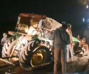 भिगवण राशीन रोडवर ट्रॅक्टर-स्विफ्टचा भीषण अपघात ;एकचा जागीच मृत्यू तर दोन गंभीर जखमी