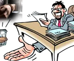 अर्जित रजा मंजूर करण्यासाठी तीन हजाराची लाच स्वीकारताना केंद्र प्रमुखास रंगेहाथ अटक