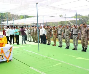 अबुजमाड कारवाईत शहीद पोलीस कमांडो दीपक चिन्ना मडावी यांना पोलीस मुख्यालयात शासकीय मानवंदना