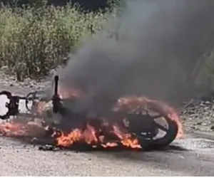 दुचाकी वाहन जळून खाक; मार्डा रोडवर कुणबी भवनजवळील घटना