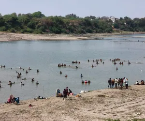 पैठणच्या गोदावरीत सोनं? चाळण्यां  टोपल्या सह महीला, पुरुष गोदापात्रात 