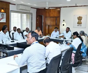 पत्रकारांच्या आक्रमकतेमुळे आणि उपोषणाच्या इशाऱ्यामुळे प्रशासनास जाग