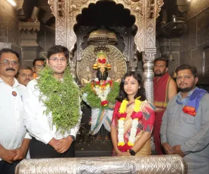 सोलापूरचे नूतन जिल्हाधिकारी कार्तिकेयन एस. सपत्नीक पांडुरंगाच्या चरणी  