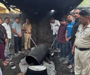 मंठा पोलिसांची गावठी हातभट्टीवर मोठी कारवाई : ८० हजारांचा मुद्देमाल जप्त, हजारो लिटर हातभट्टी दारू नष्ट