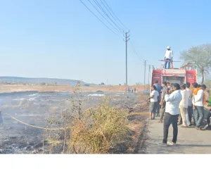 सोलार लाईटच्या खांबावरील शाॅट सर्किटमुळे परसराम तांड्यावर आगीचे तांडव 