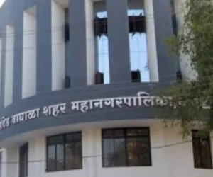 एकाच दिवशी दोन बड्या अधिकाऱ्यांचे निलंबन; ​मनपाचे उपअभियंता ढवळे व महसूलचे फुलवळे निलंबित 